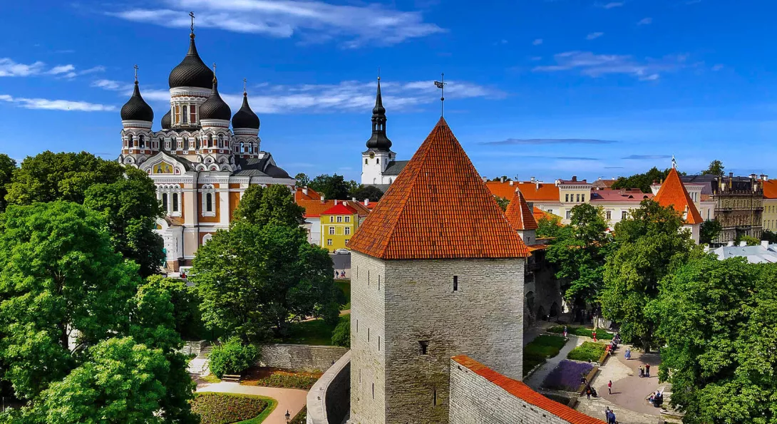 Tallin, Estonia. Fuente: https://dosaladeriva.com/que-ver-en-tallin-estonia License: Creative Commons.
